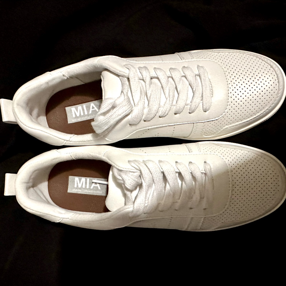 Mia Elia Sneaker